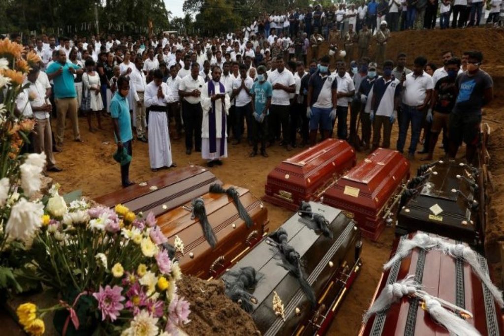 En Sri Lanka se llevan a cabo los funerales de los fieles asesinados en Pascua en las iglesias. Foto Vatican Media