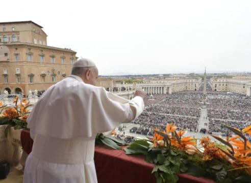 El Papa en su mensaje de Pascua: Construyamos puentes, no muros