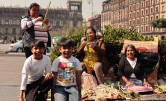 Las manos que han tejido por más de 100 años afuera de Catedral