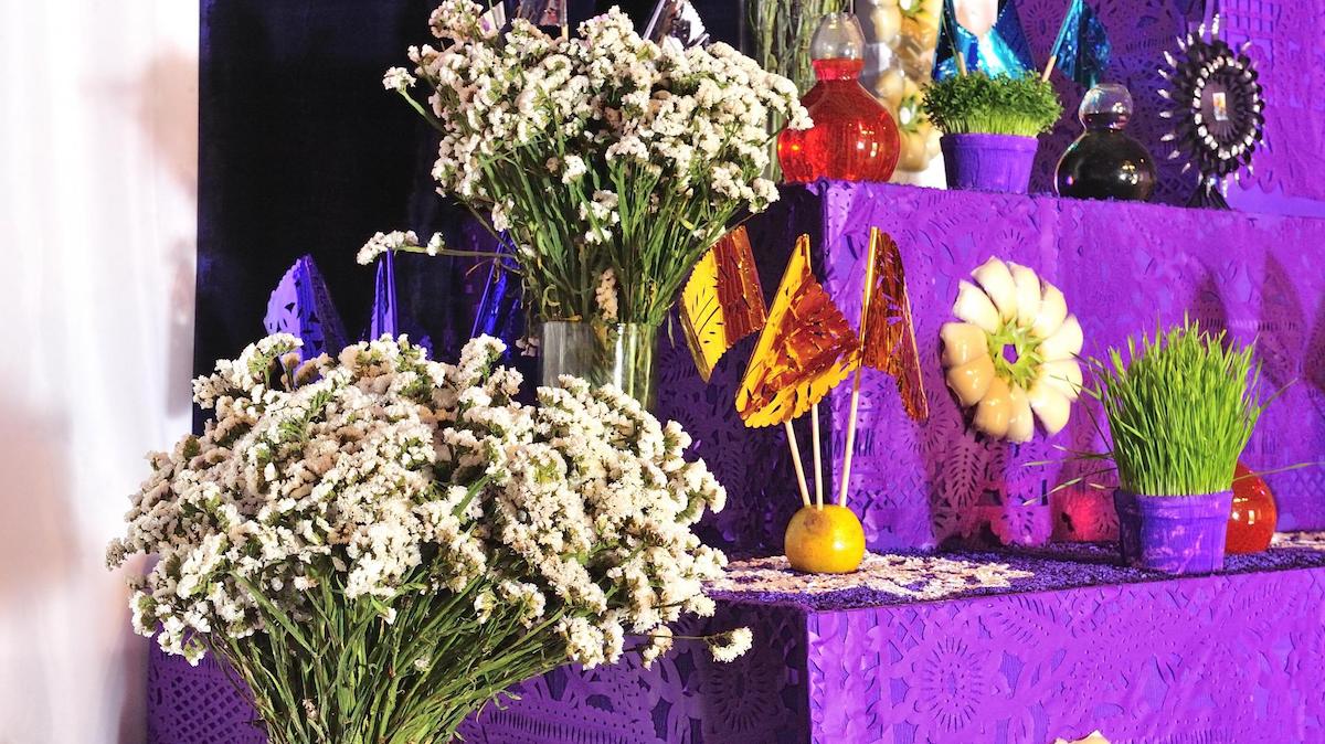 Flores en el Altar de Dolores