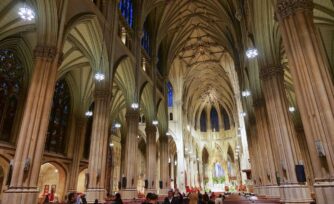 Policía arresta a hombre que entró con gasolina a Catedral de San Patricio