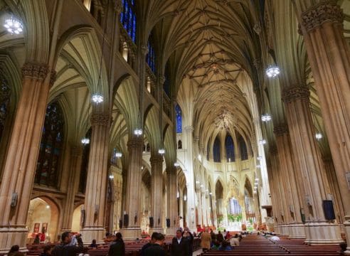 Policía arresta a hombre que entró con gasolina a Catedral de San Patricio