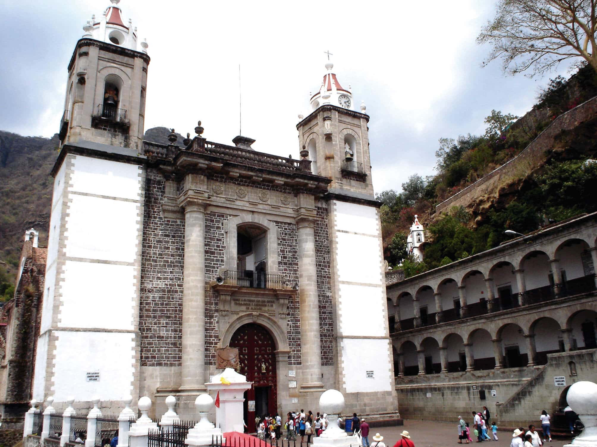 En el Santuario de Chalma se venera al Señor de Chalma.