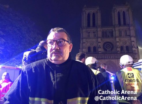 El sacerdote héroe que salvó al Santísimo del incendio en Notre Dame