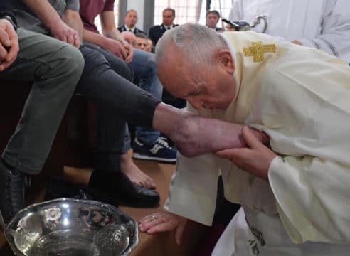 El Papa Francisco lava y besa los pies a 12 presos de Velletri