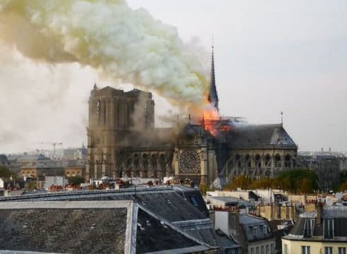 Se registra fuerte incendio en la catedral de Notre Dame