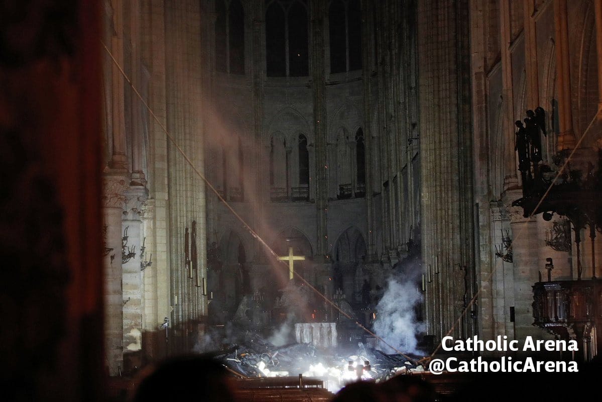 A pesar de los daños del exterior, la estructura de Notre Dame quedó prácticamente intacta. Foto: Catholic Arena