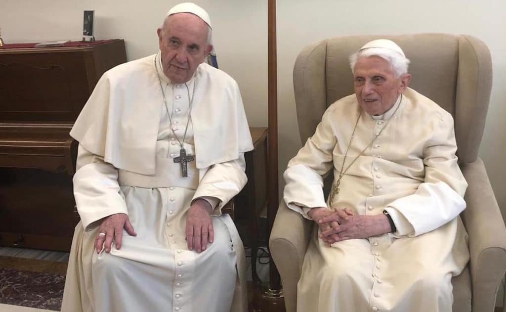 El Papa Francisco en una de sus visitas al Papa Emérito Benedicto XVI. Foto: Vatican Media