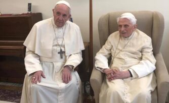 Los 92 años de Benedicto XVI y el camino que lo une a Francisco