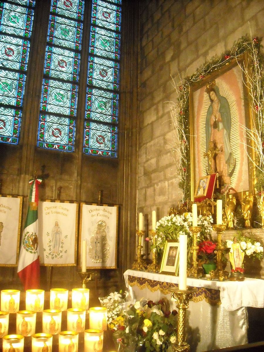 Virgen de Guadalupe en la Catedral de Notre Dame