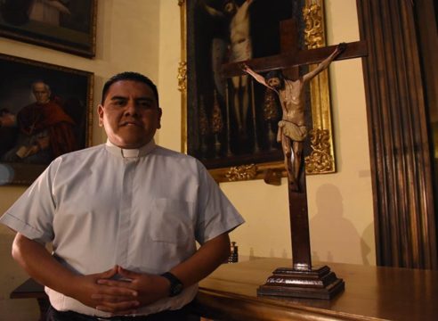 Sacerdote que superó el Covid-19 pide orar por los enfermos