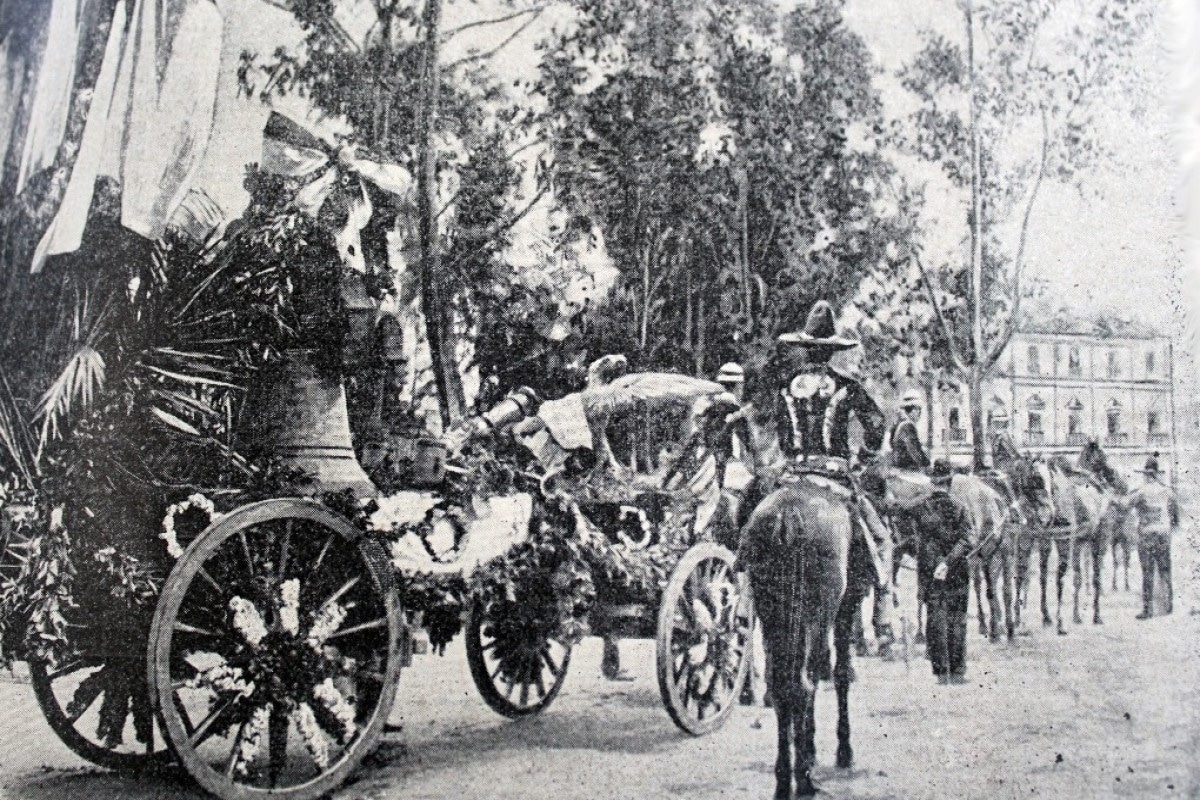 Carruaje alegórico transportando la Campana de Dolores a la Ciudad de México. Foto Archivo General de la Nación