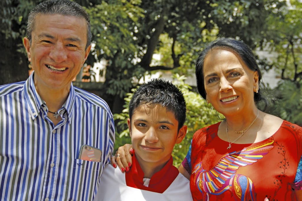 Santiago con sus papás. Foto: Alex González