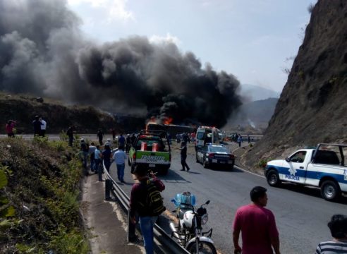 Mueren 21 peregrinos en accidente carretero en Puebla