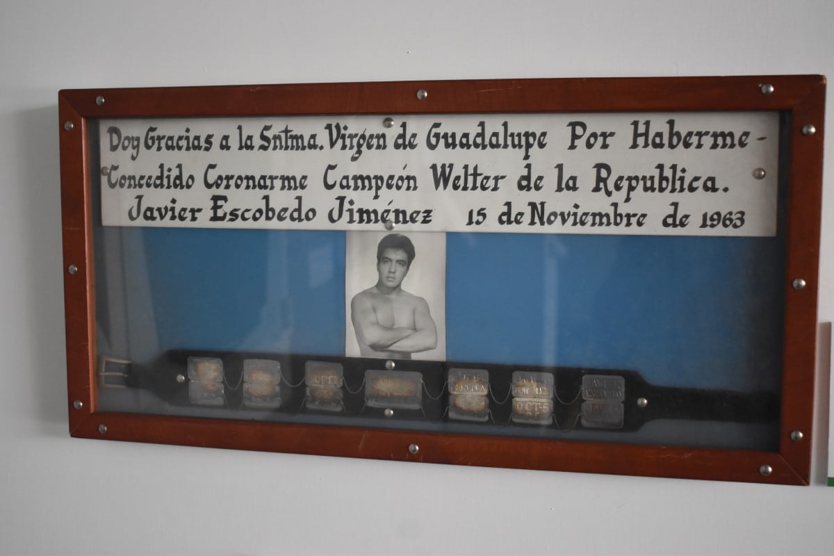 El cinturón de Campeón Welter de 1963, Javier Escobedo Jiménez. Foto Ricardo Sánchez