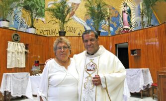 A ti que peleaste con uñas y dientes… ¡Así es la mamá de este sacerdote!