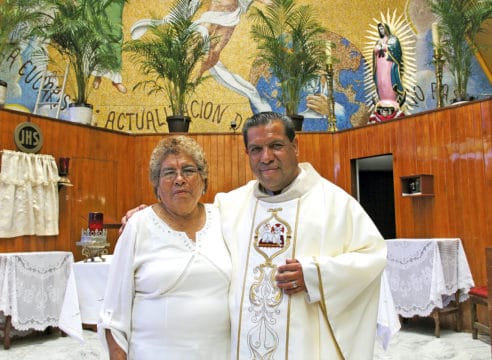 A ti que peleaste con uñas y dientes… ¡Así es la mamá de este sacerdote!