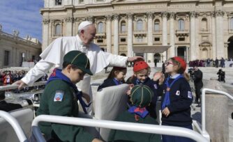 Papa Francisco: Dios hace más ligero el peso de nuestra cruz