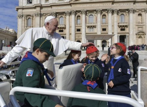 Papa Francisco: Dios hace más ligero el peso de nuestra cruz