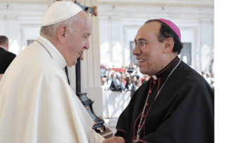 Papa Francisco entrega el palio arzobispal al arzobispo de Tlalnepantla