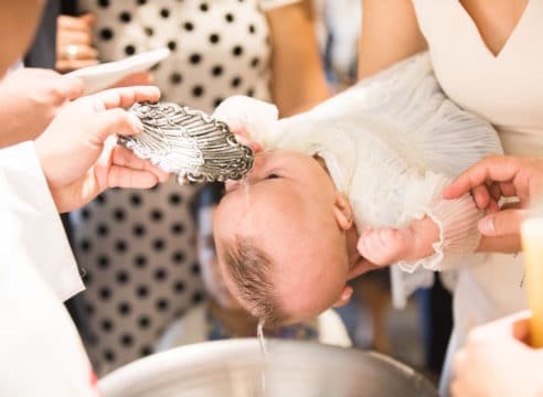 ¿Es verdad que sólo un sacerdote puede bautizar?