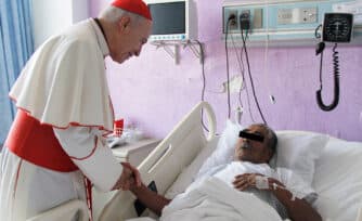 El Cardenal Aguiar visitó a los enfermos del Hospital de Jesús