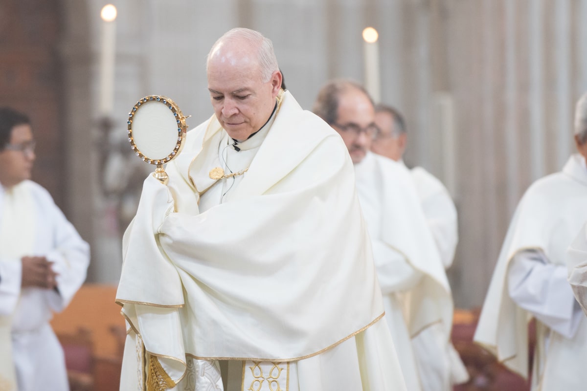 El Cardenal Aguiar con el Santísimo Sacramento. Foto: María Langarica