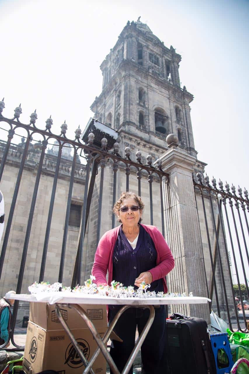 Una artesana vende mulas afuera de la Catedral en Corpus Christi 2019. Foto: María Langarica