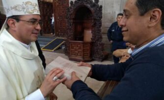 Entregan al Cardenal Aguiar la nueva Biblia de la Iglesia en América