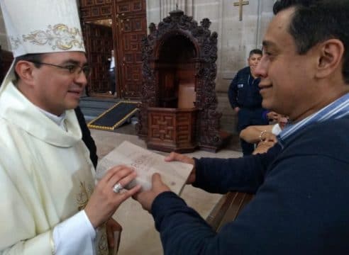 Entregan al Cardenal Aguiar la nueva Biblia de la Iglesia en América