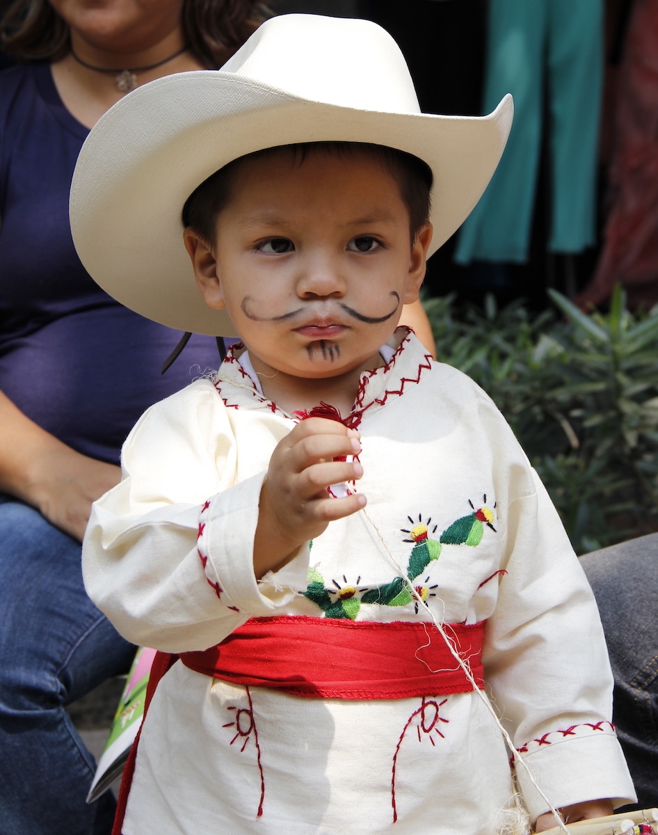 Un niño disfrazado de Juan Diego en Jueves de Corpus. Foto: Alejandro García