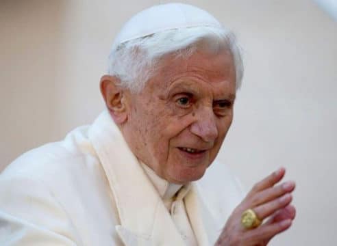 Benedicto XVI se está recuperando, confirma su secretario particular