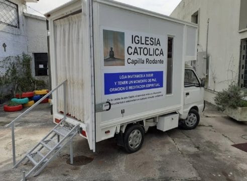 Una capilla sobre ruedas busca feligreses en las calles de Uruguay