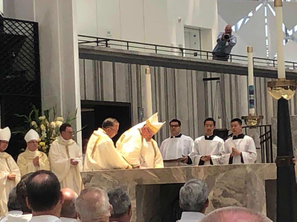 Mons. Kevin Vann durante la consagración del altar.