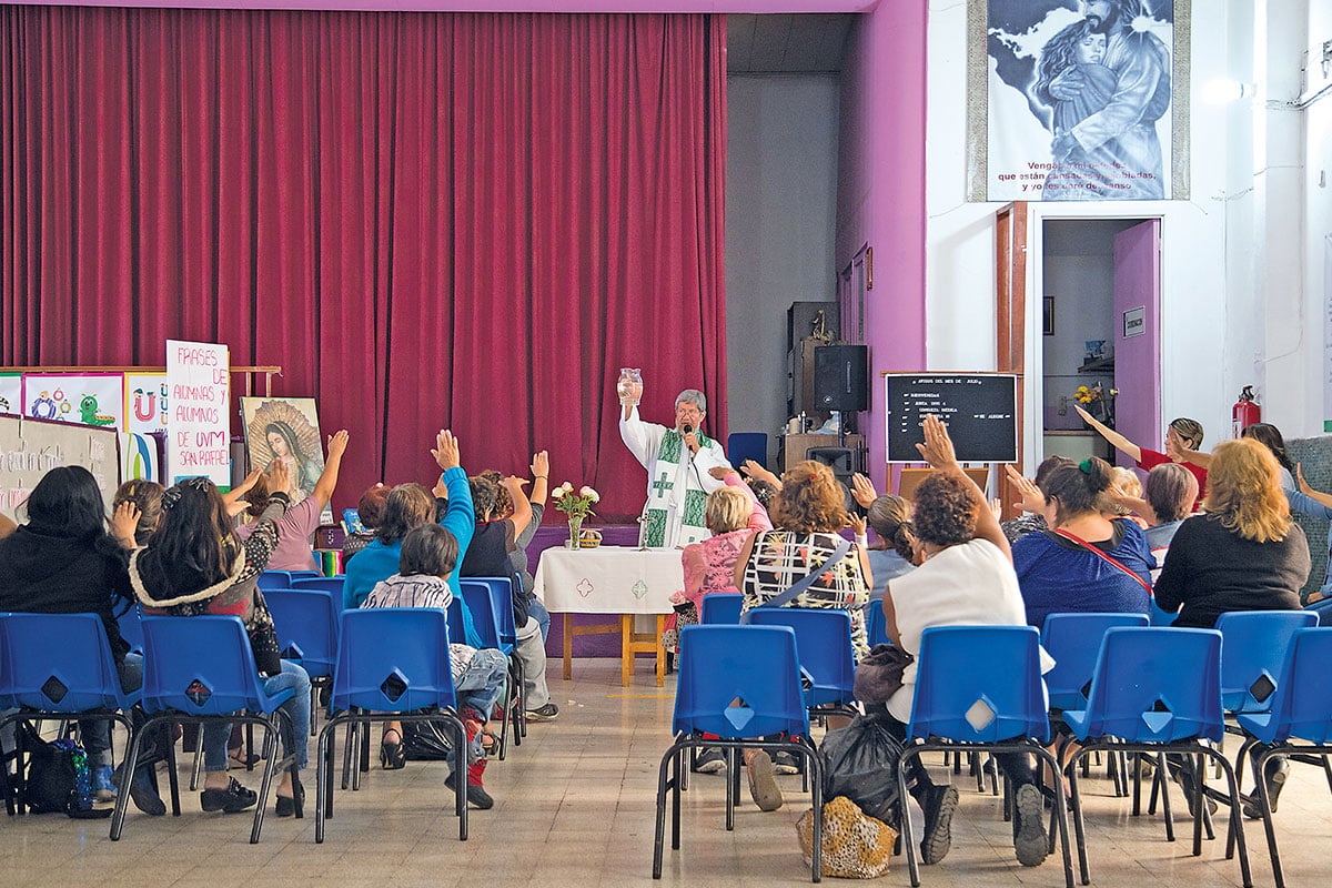 Miembros del Centro Madre Antonia reciben atención espiritual, médica y psicológica.