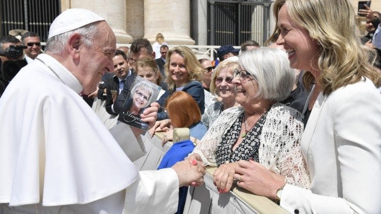 Elise Lindqvist con el Papa Francisco. Foto: Vatican Media