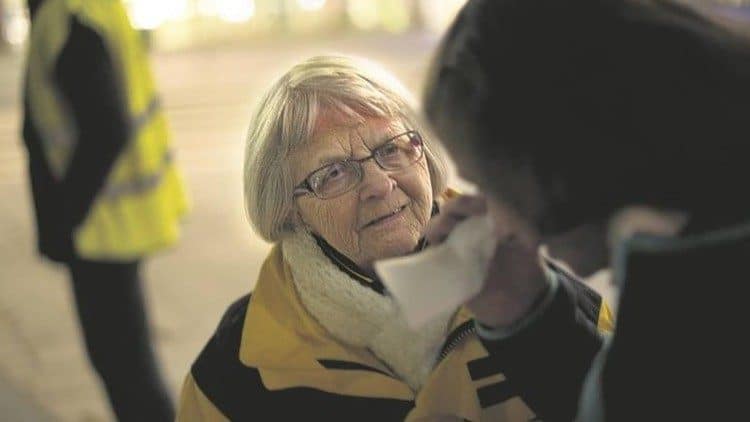 Elise Lindqvist escuchando a una mujer en situación de calle. Foto: Vatican Media