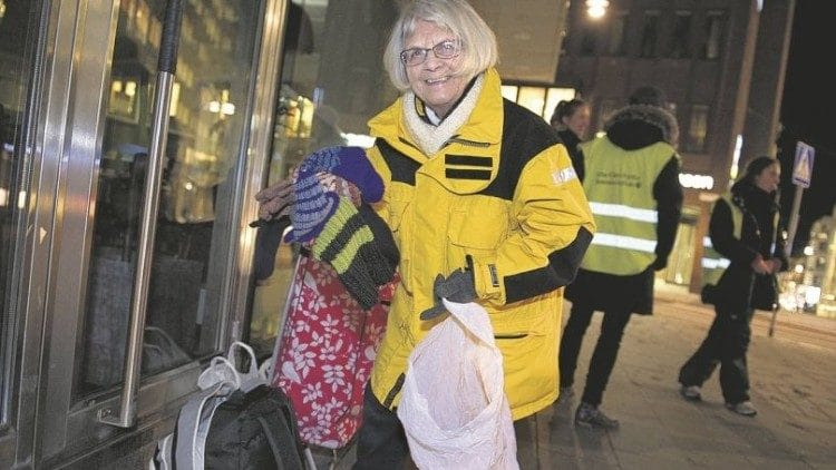 Elise Lindqvist con la ropa que regala a las prostitutas. Foto: Vatican Media