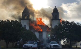 Gran incendio devasta iglesia en Texas, los fieles rescataron el sagrario