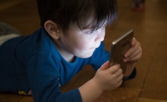 ¿Cuál es la mejor edad para darle un celular a los niños?