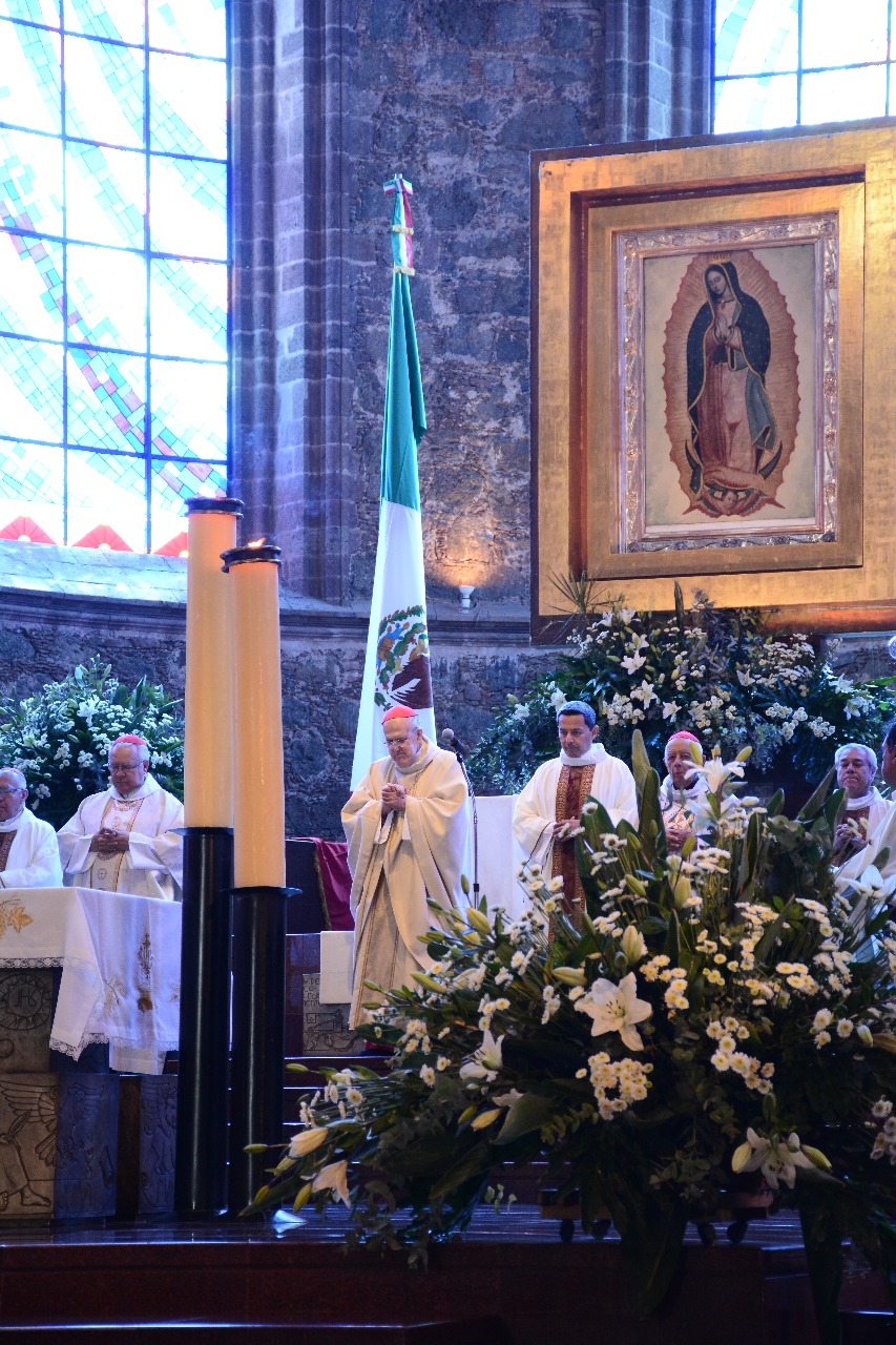 El Cardenal Lozano Barragán frente a la imagen de la Virgen de Guadalupe. Foto: Diócesis de Zamora