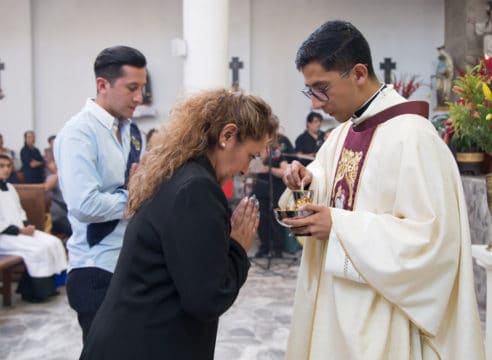 Fieles podrán recibir la Comunión en la boca o en la mano