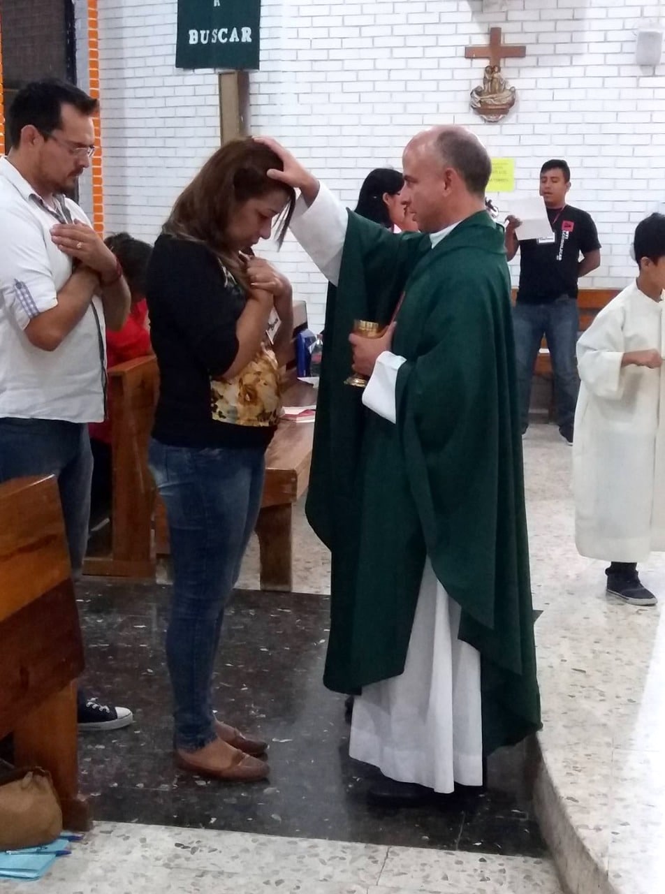 Los divorciados vueltos a casar suelen pasar con sus brazos cruzados frente al pecho al momento de la comunión.