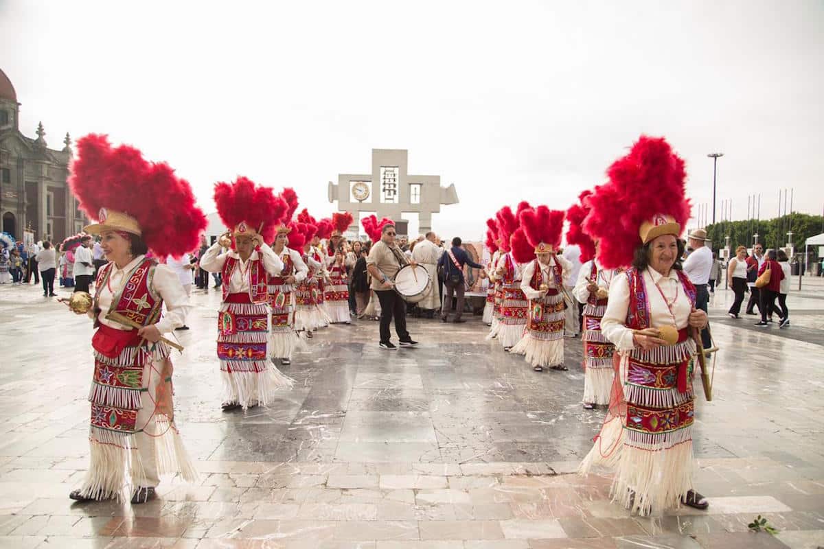 Peregrinos de la Arquidiócesis de Monterrey antes de ingresar a la Basílica de Guadalupe. Foto: María Langarica