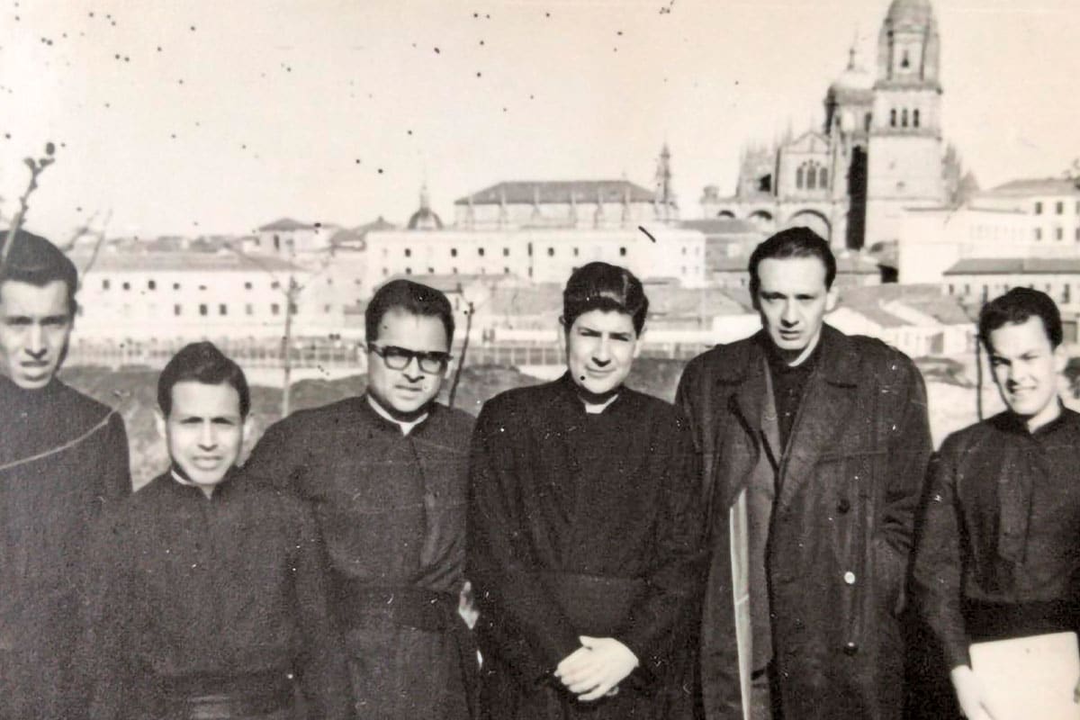 El padre Darío Bragado (segundo de izquierda a derecha) con sus compañeros en Salamanca. Foto: Cortesía