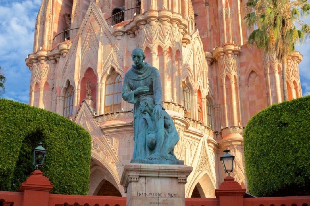 la escultura de Fray Juan consolando a un indígena de las tribus chichimecas.