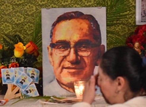 Cientos peregrinan a la ciudad natal de San Óscar Romero