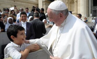 Papa Francisco: "Hay que servir a los demás, no estamos solos"