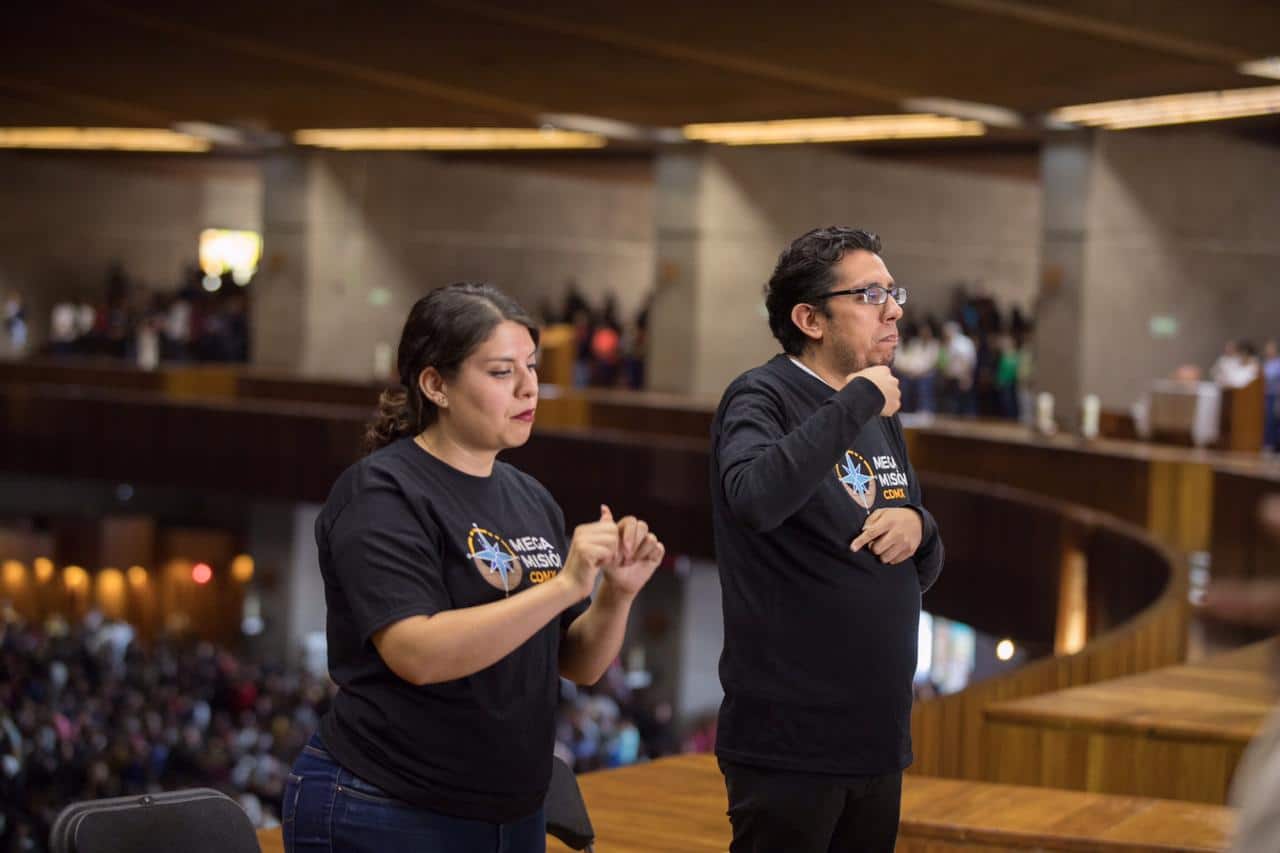 Lenguaje de señas durante la Misa. Foto: María Langarica