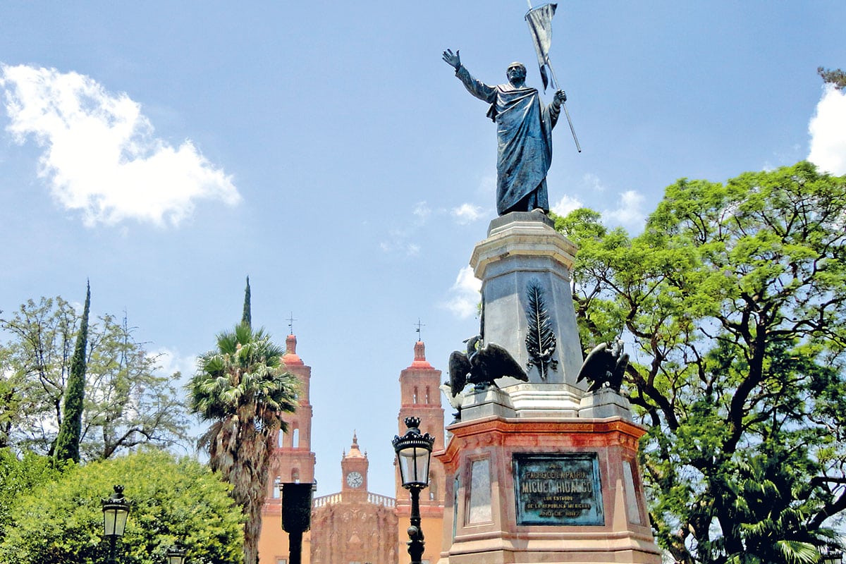 A pocos metros hay una estatua de Miguel Hidalgo.